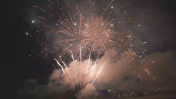 ein Feuerwerk am nachthimmel