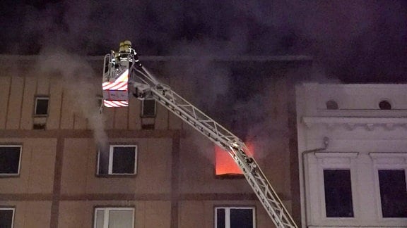 Die Feuerwehr löscht einen Wohnungsbrand