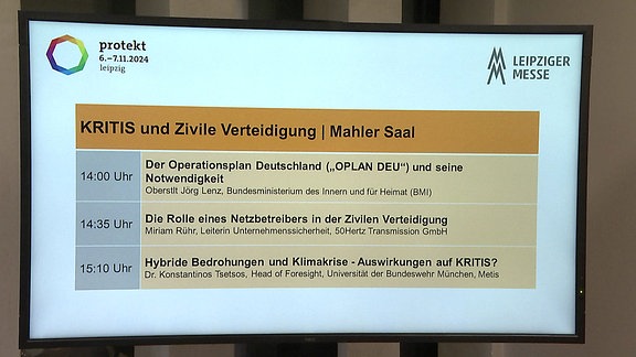 Ein Fernseher zeigt einen Programmablauf zum Thema zivile Verteidigung