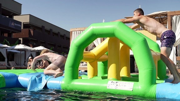 Zwei Männer bei sportlichem Spiel auf dem Wasser