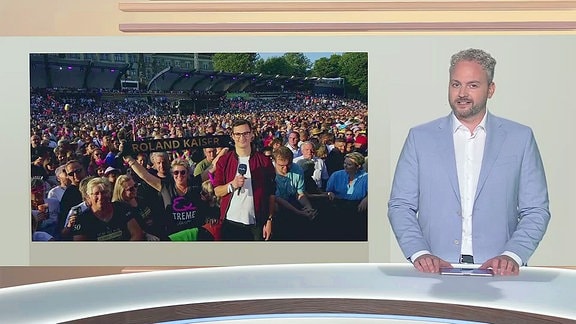 Moderator in einer Live-Schalte zu einem Reporter vor dem Konzert