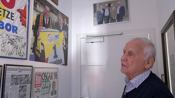 Klaus Dietze vor Plakaten seiner Karriere