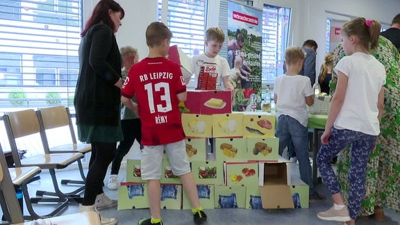 Kinder bauen eine Lebensmittelpyramide auf