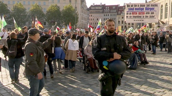 Polizeikräfte vor Demonstrationszug