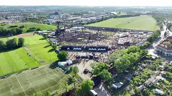 Luftaufnahme: Publikum strömt auf den Platz des Konzertes