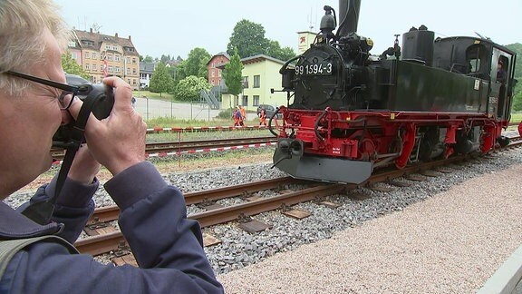 Eine Dampflokomotive wird fotografiert