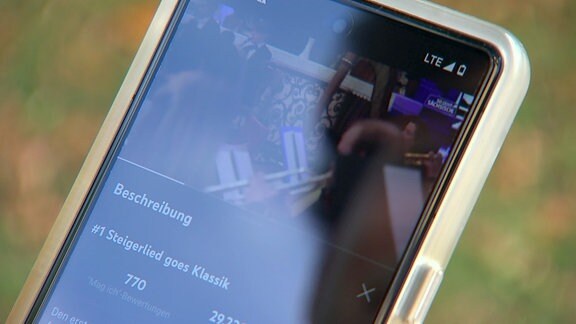 Steigerlied goes Klassik wird auf einem Smartphone abgespielt
