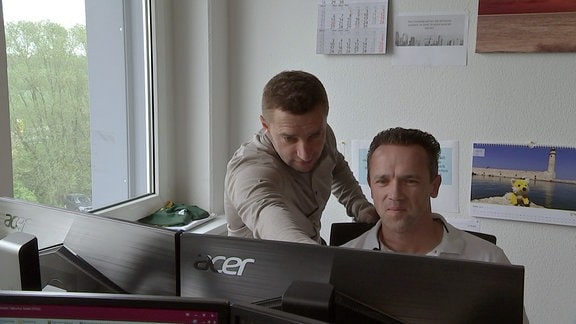 Zwei Männer am Computer