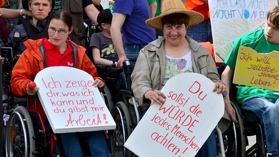Mit einer Kundgebung vor dem Thüringer Landtag machen Behinderte in Erfurt (Thüringen) auf ihre schwierige Situation aufmerksam. (2015)