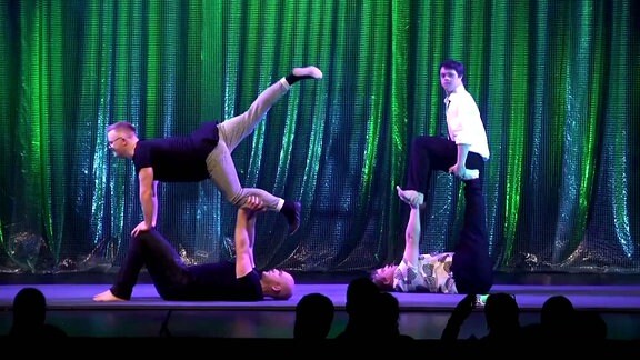 Ensemble-Mitglieder vom Cirkus Sonnenstich beim Auftritt und beim Training