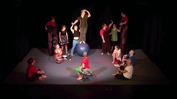 Ensemble-Mitglieder vom Cirkus Sonnenstich beim Auftritt und beim Training