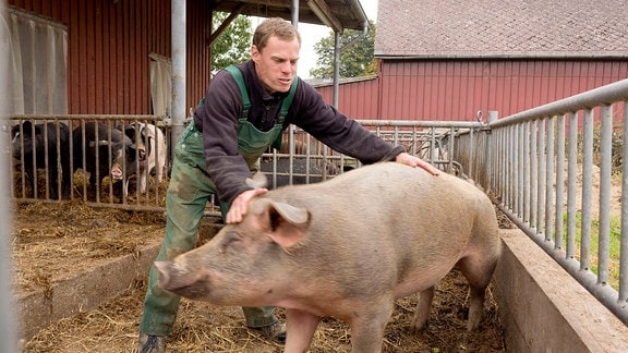 Bernd Thiele mit einem eigenwilligen Schwein