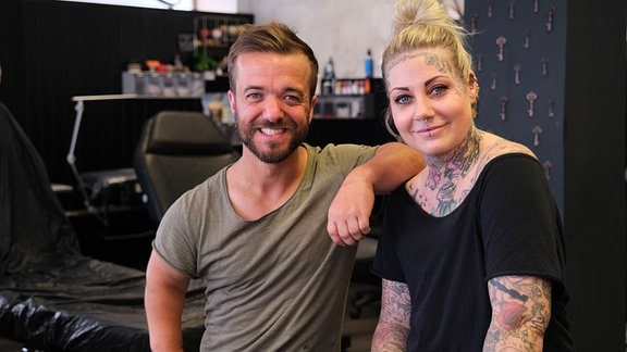 Mathias Mester und Simone Moelders in einem Tattoostudio