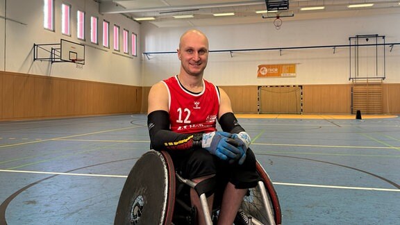 Jens Sauerbier auf seinem Rollstuhl in einer Trainingshalle