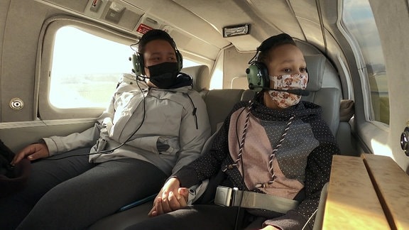 Zwei junge Frauen in einem Kleinflugzeug