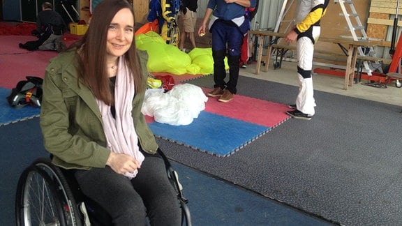 Frau mit Mumm - Fallschirmspringen mit Handicap