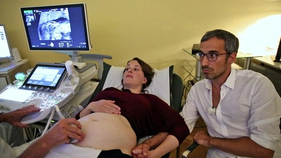 Eine schwangere Frau bei einer Ultraschalluntersuchung