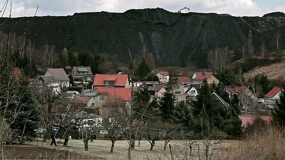 Die Gegend ist vom Niedergang des Bergbaus gezeichnet, eine schwarze Halde thront noch über dem Dorf und erinnert an die vergangene Zeit.