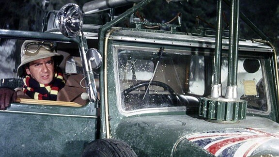 Major Digby Dawlish (Peter Cook, r.) und Lieutenant Kit Barrington (Dudley Moore) haben ihren Wagen mit zahlreichen Erfindungen verbessert.