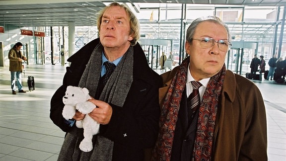 Julius Weimann (Ulrich Pleitgen) und Harald Mauthe (Jaecki Schwarz) warten am Dresdner Flughafen.