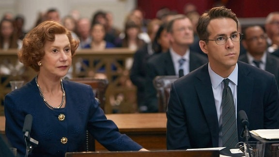 Maria Altmann (Helen Mirren) und Randy Schoenberg (Ryan Reynolds) vor Gericht.