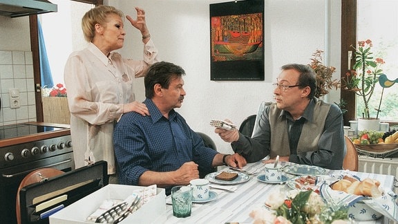 Edith (Marita Böhme, l.), Kommissar Schneider (Wolfgang Winkler, m.) und Kommissar Schmücke (Jaecki Schwarz, r.)
