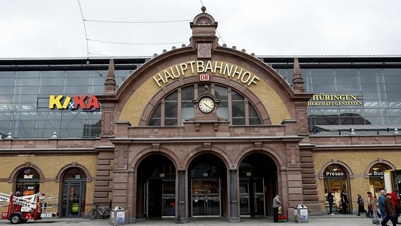 Der Erfurter Hauptbahnhof ist seit 170 Jahren nicht nur Ausgangs- und Endpunkt unstillbarer Sehnsucht sondern auch ein Ort stetiger Veränderung.