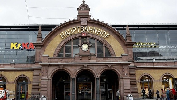 Der Erfurter Hauptbahnhof ist seit 170 Jahren nicht nur Ausgangs- und Endpunkt unstillbarer Sehnsucht sondern auch ein Ort stetiger Veränderung.
