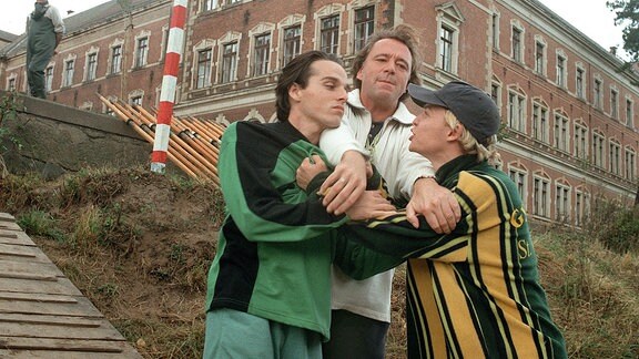 Streit nach dem Ruderrennen. Direktor Hermann (Gerd Silberbauer, Mitte) trennt Frank (Nils Nelleßen, l.) und Gideon (Matthias Koeberlin).