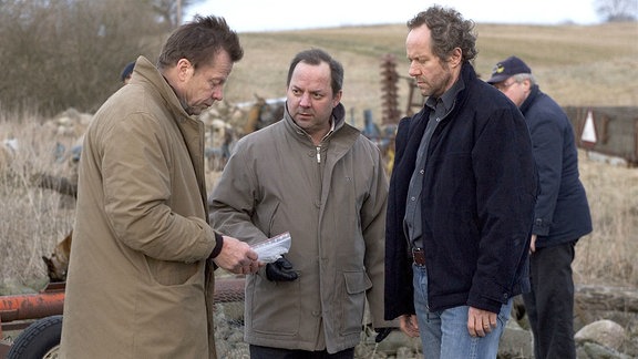 Kommissar Wallander (Krister Henriksson, links) untersucht zusammen mit seinen Kollegen Nyberg (Mats Bergman, Mitte) und Martinsson (Douglas Johansson) den Tatort.