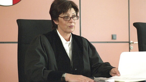 Steffi Krieg (Mona Seefried) als Richterin während ihrer letzten Verhandlung. Danach geht sie in den Ruhestand.