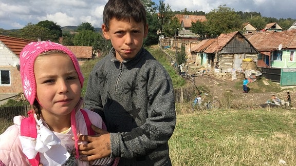 Zwei Kinder am Zigeunerhügel in Korospatak, dem Wohnort der Grafen Kálnoky