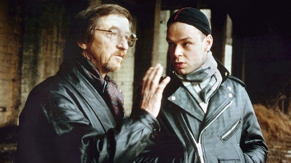Chemiker Müller (Rolf Römer, l.) und Tommy (Robert Gallinowski) verhandeln über die nächste Drogenlieferung im alten Kraftwerk.