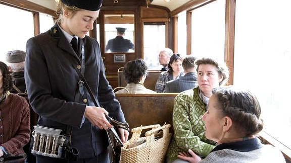 Hanna (Kate Winslet) arbeitet im Nachkriegsdeutschland der 50er Jahre als Straßenbahn-Schaffnerin.