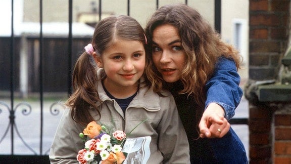 Theresa (Anne-Marie Bubke, rechts) will nach dem Tod von Eddi mit ihrer Tochter Clara (Paula Klöden) ein neues Leben beginnen.