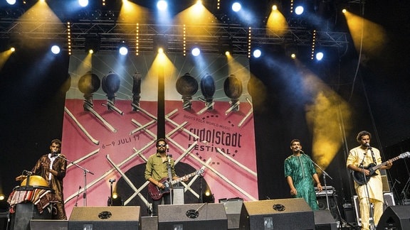 Vier Mitglieder der Band "Imarhan" auf der Bühne.