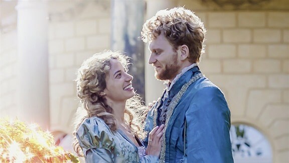  Ende gut, alles gut. Die Liebe hat ihren Weg in das Herz der Prinzessin (Jytte-Merle Böhrnsen) gefunden (re. der Prinz, gespielt von Lucas Prisor).