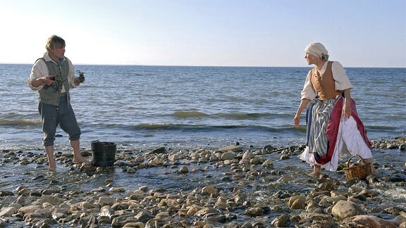 Roberts Eltern fangen Krebse am Strand: Vater Heinrich (Dietmar Mues) und Mutter Svea (Gitta Schweighöfer). 