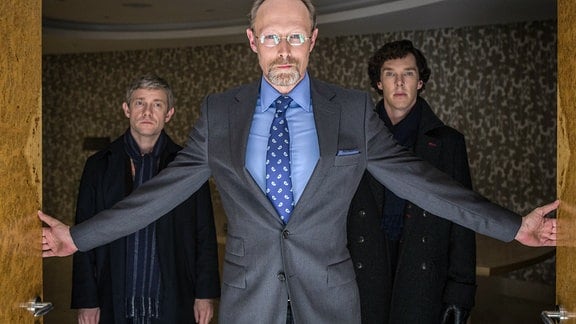 Charles Magnussen (Lars Mikkelsen, Mitte) führt Sherlock Holmes (Benedict Cumberbatch, re.) und John Watson (Martin Freeman) in seinen Erinnerungspalast.