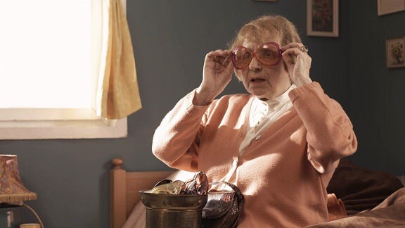 Ältere Frau probiert Brillen an