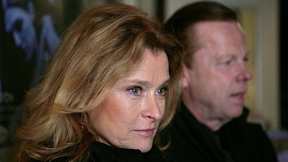 Zwischen der Staatsanwältin Katarina Ahlsell (Lena Endre) und Kommissar Wallander (Krister Henriksson) knistert es.