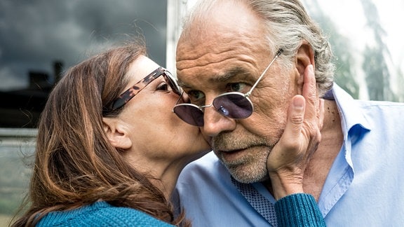 Marlene (Angela Roy) küsst Borchert (Christian Kohlund) auf die Wange.