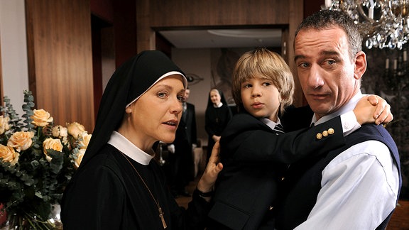 Schwester Hanna (Janina Hartwig) versucht dem verwitweten Schiffseigners Max Brockmann (Heio von Stetten) klar zu machen, dass sein kleiner Sohn Felix (Filippo Kreindl) seine Zuwendung braucht.