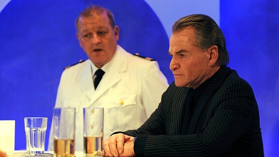 Schiffsoffizier Dochnal (Leonard Lansink) fürchtet, dass der frustrierte Bürgermeister Wöller (Fritz Wepper) einen über den Durst getrunken hat.
