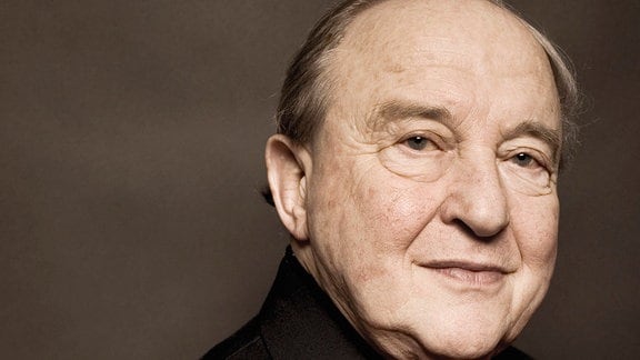 Pianist Menahem Pressler: ein alter Mann mit schwarzem Anzug und Hemd