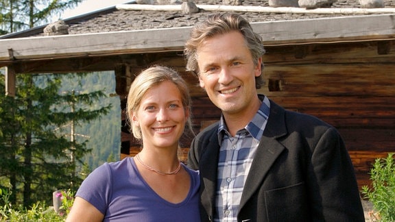 Karl (Timothy Peach) und seine Frau Christa (Valerie Niehaus) finden ihr Glück auf einer Berghütte.