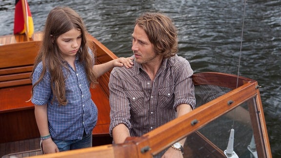 Erik (David Rott) unternimmt mit seiner trauernden Nichte Leonie (Cosima Schroeder) eine kleine Bootstour.