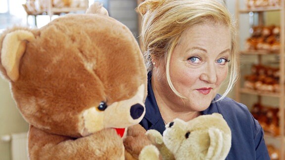 Marie Meyer (Marianne Sägebrecht) hält einen Teddy im Arm. 