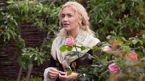 Sabine De Barra (Kate Winslet) verfügt über ein einzigartiges Talent als Gärtnerin.