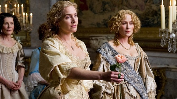 Sabine (Kate Winslet, Mitte) sorgt am Hofe von Ludwig XIV. für Aufsehen.